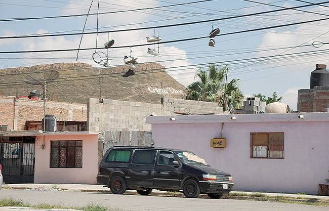 Tenis colgados, tradición que persiste en barrios de Saltillo