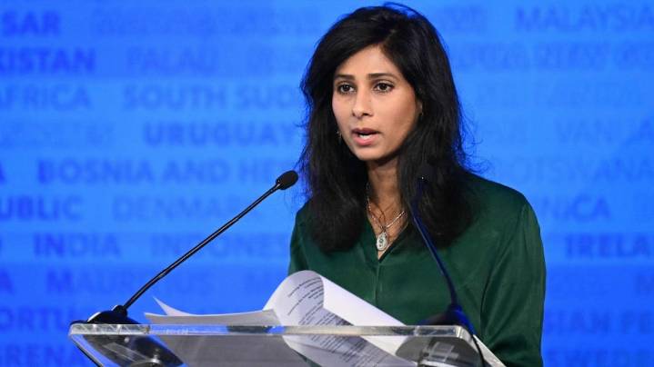 La ex número dos del FMI advirtió que la Argentina debe aplicar un esquema más flexible para el dólar y acumular reservas