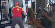 Escándalo en Argentina por videos de bencineras donde meten a mujeres en bolsas de basura