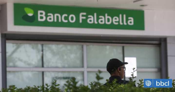 Cajera de Banco Falabella enfrenta querella por estafa: infló depósito a 90 millones y acusó extorsión