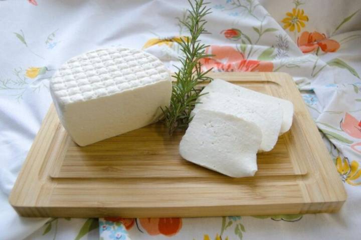 ¿Está tu queso en la lista? Retiran varias marcas por posible contaminación con bacteria