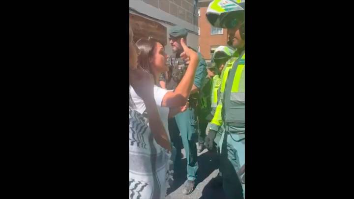 La tensa conversación de Irene Montero con un Guardia Civil para que corten la Vuelta a España: "Un problema con esta gente"