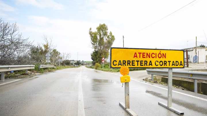 Alerta roja por lluvia: los bomberos auxilian a personas atrapadas en sus coches en la N