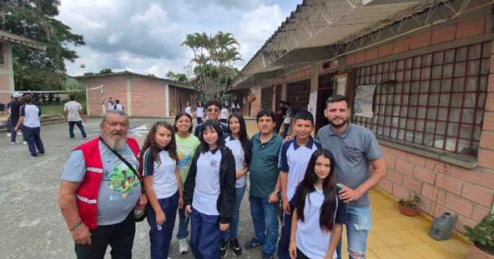 Chicos de Caldas llevan el testimonio de lo ocurrido con el volcán del Ruiz hace 40 años en una vereda