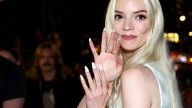 Anya Taylor-Joy lleva las uñas snow white para el otoño/invierno 2025