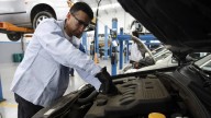 ¿Cuáles son las estafas más comunes al llevar el carro al mecánico? Expertos aclaran cómo prevenir reparaciones engañosas y costos adicionales