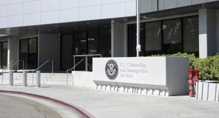 ¿Cuánto puede llegar a demorar USCIS en procesar las solicitudes de ciudadanía y residencia?