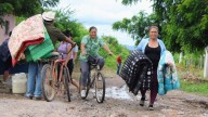 Entregan apoyos a familias afectadas por lluvias en Palmillas, Escuinapa