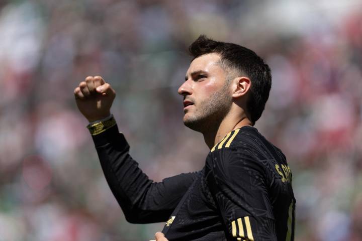 2-2. Santiago Giménez evita la caída de México