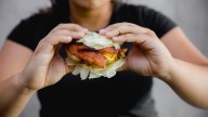 Advierten que seguir la dieta keto a largo plazo puede implicar problemas graves de salud metabólica