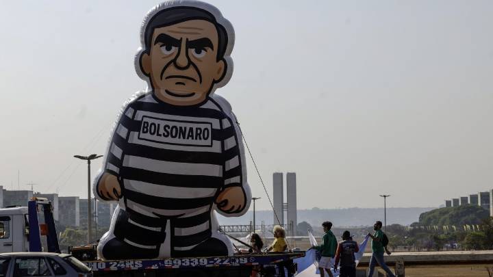 Brasil: muñeco de Bolsonaro con uniforme de prisionero – Telemundo Area de la Bahía 48