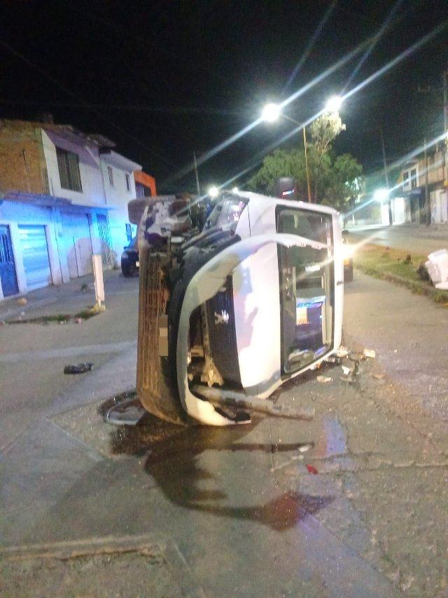 Impacta contra obra en Fracc. Vicente Guerrero y vuelca camioneta
