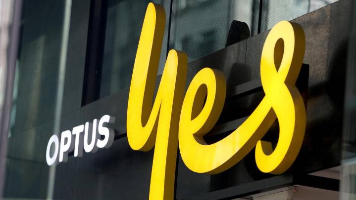 breaking breaking Optus 
                                            Premium
                                          breaking Three people dead after Optus outage blocks triple