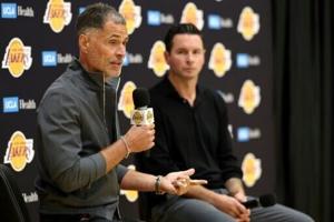Lakers extend head coach Redick contract