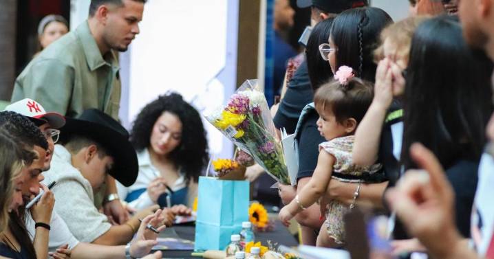 FOTOS: Fanáticos responden convocatoria y llegan a ver a participantes de Objetivo Fama
