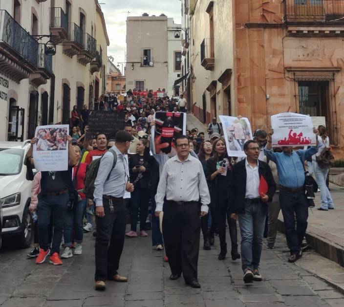Entregan docentes pliegos petitorios a la presidenta