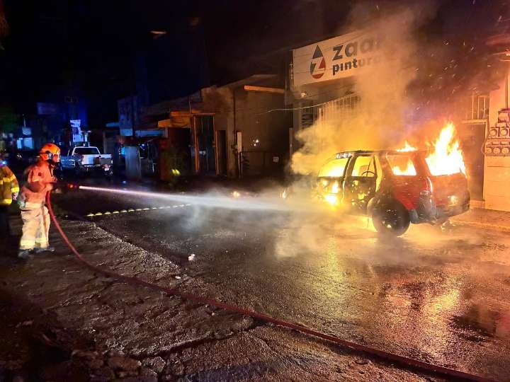 Sofocan Bomberos Estatales incendio de carro en Compostela