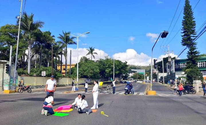 Trabajadores eventuales del ISSSTE extienden bloqueo en Calzada Niños Héroes en protesta por otorgamiento de plazas a Sección 22