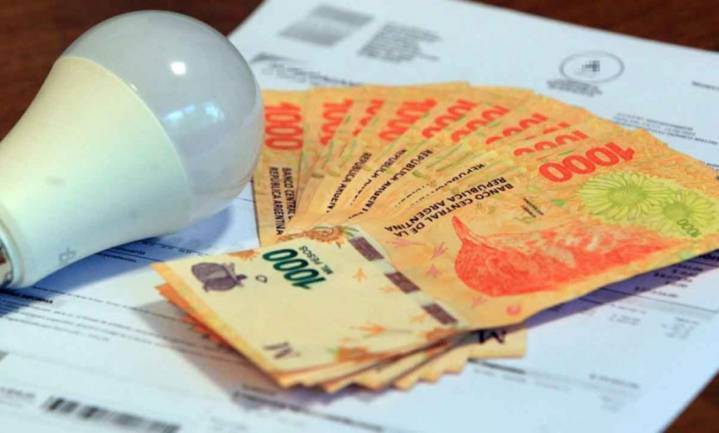 El costo de los servicios públicos para un hogar del AMBA sin subsidios bajó u
