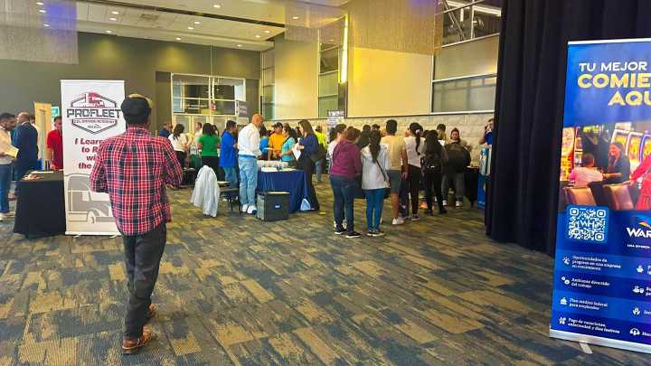 Cientos de personas de la comunidad participaron de la feria de trabajo de otoño