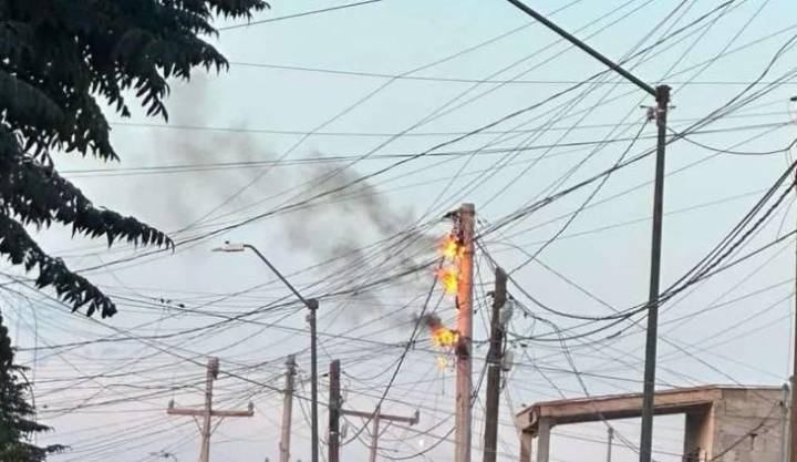 Poste de luz se incendia en Villa Residencial por “diablito”