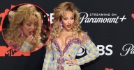 VIDEO: Doja Cat sorprende en los MTV VMAs 2025  al comerse su labial en la alfombra roja