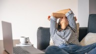 ¿Cansado todo el día? Estos son los 8 hábitos que podrían robarte la energía y no lo sabías