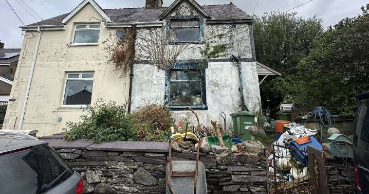 Disgusting home filled to brim with rubbish on sale as buyers warned to wear PPE