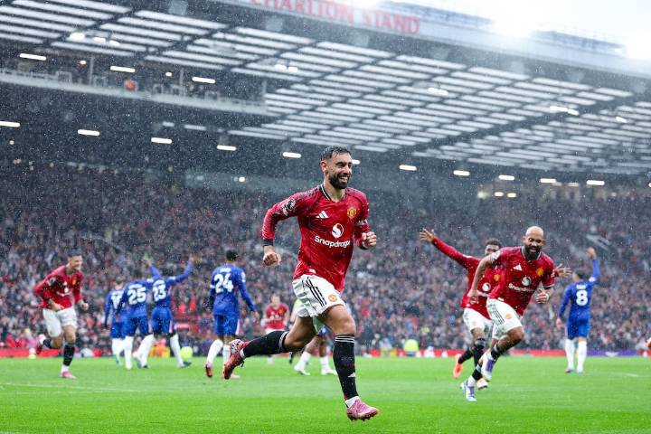 Manchester United se impone al Chelsea en accidentado partido por la Premier League