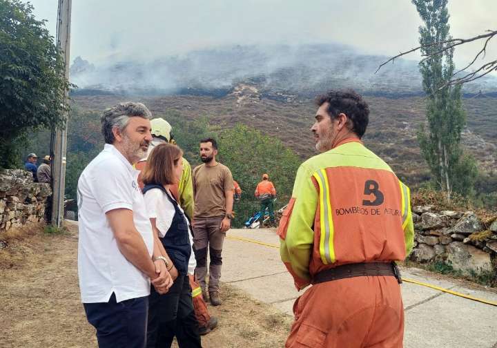 El Principado anuncia más recursos y mejoras laborales en la lucha frente a los incendios forestales