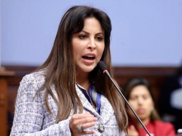 Patricia Chirinos critica a Boluarte por nuevo pedido de viaje: "El país arde y a ella le importa un pepino"