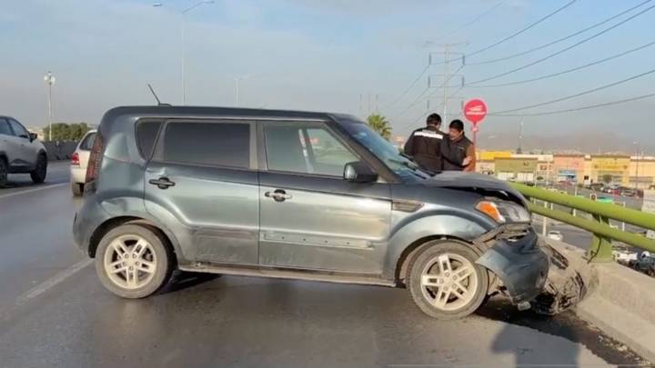Conductora se estrella contra muro en puente del bulevar Fundadores