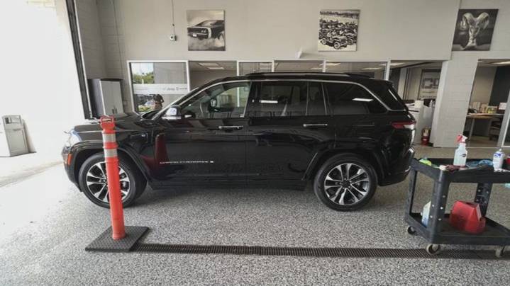 Monroe family takes Jeep parent Stellantis to court over hybrid that allegedly shut off on I