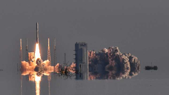 ULA Atlas V rocket launch photo leaves 'eerie infinity look'