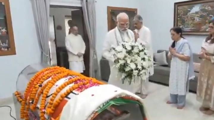 PM Modi Pays Last Respects To Veteran BJP Leader Vijay Kumar Malhotra