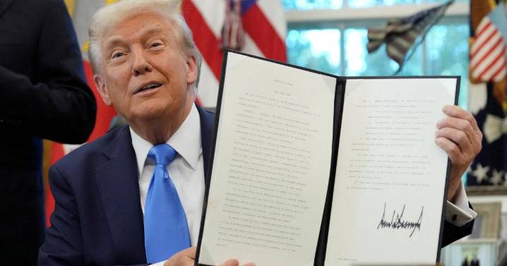 Golpe a migrantes: Trump impone tarifa de 100 mil dólares por visa H