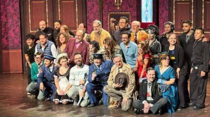 Daniela Luján, Mario Monroy y Gustavo Egelhaaf develan placa de “Clue, el juego de la sospecha”