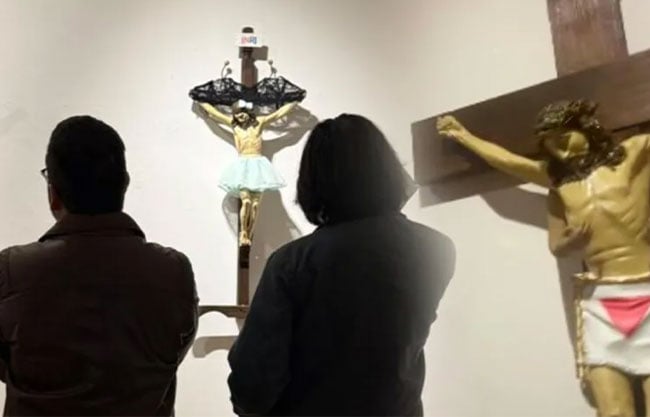 Exposición de Cristos decorados con motivos LGBTQ+ desata indignación en Guanajuato