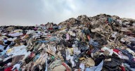 Tribunal Ambiental responsabiliza al Estado por los basurales de ropa en el desierto y pide plan de reparación