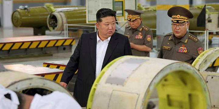 El dictador norcoreano Kim Jong-un inspeccionó una nueva línea de misiles en la frontera con China antes de su viaje a Beijing