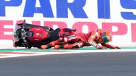 Marc Márquez se cae y Marco Bezzecchi gana el esprint de Misano