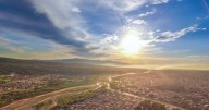 Sábado con cielo parcialmente nublado