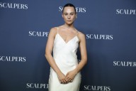 El vestido de invitada ‘casi' blanco que solo la sevillana más elegante podía defender