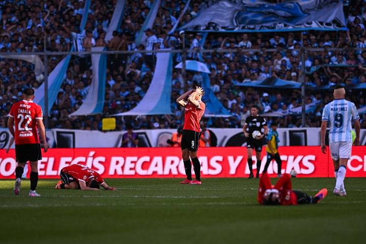 VIDEO. El insólito gol de último minuto que se perdió Pablo Galdames en el ‘Clásico de Avellaneda’