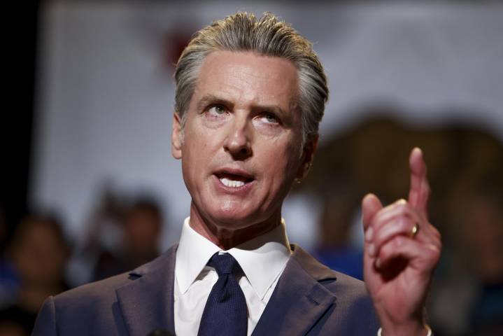 California aprueba proyecto de ley que prohíbe que agentes en servicio se cubran el rostro
