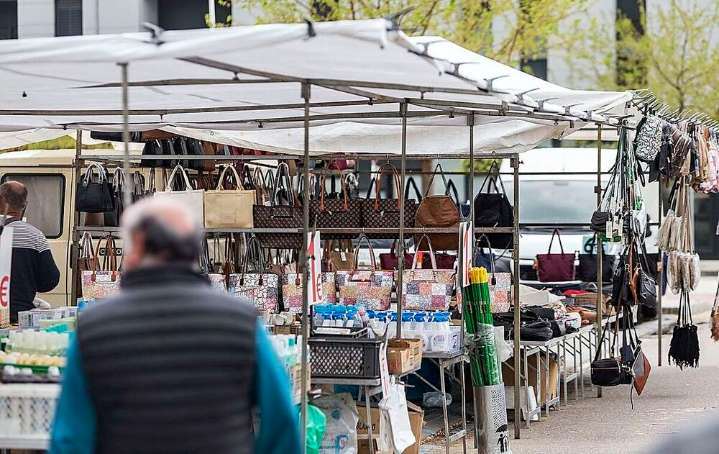 El mercadillo del martes seguirá «hoy por hoy» en Santa Teresa