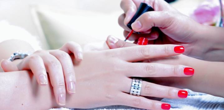 Por qué el esmalte de uñas en gel está prohibido en Europa pero no en Estados Unidos