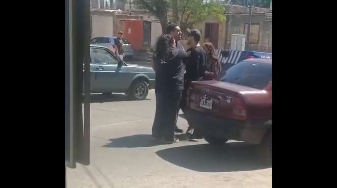 Video viral: echan a una funcionaria municipal tras protagonizar una pelea callejera