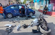 Despedaza su motocicleta al impactarse en miniauto por calles de Piedras Negras