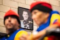 Girona cuelga “por imperativo legal” el retrato del Rey pero formado con centenares de fotos del referéndum del 1